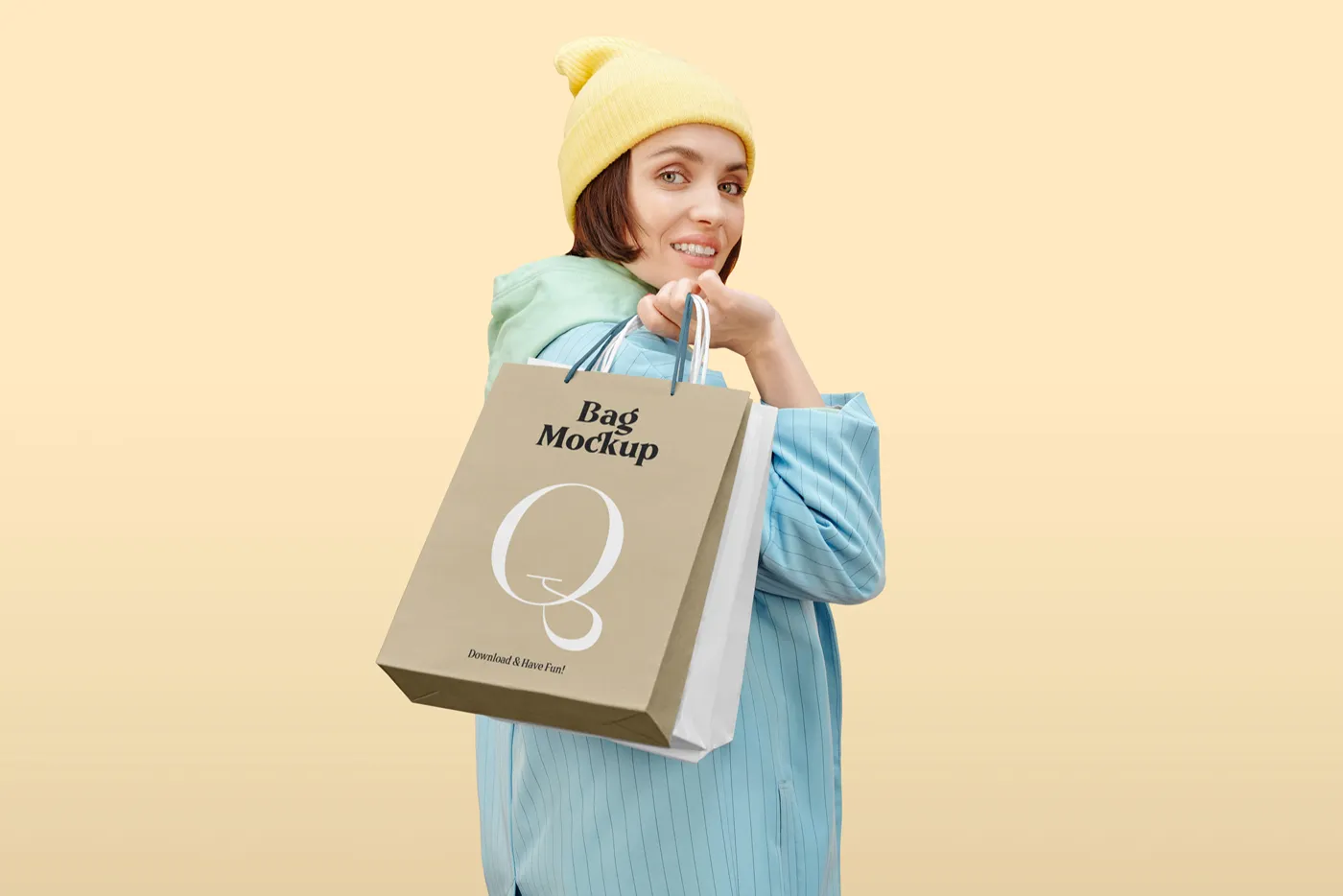 Kağıt torbaları olan kadınlar Mockup - Mr.Mockup | 