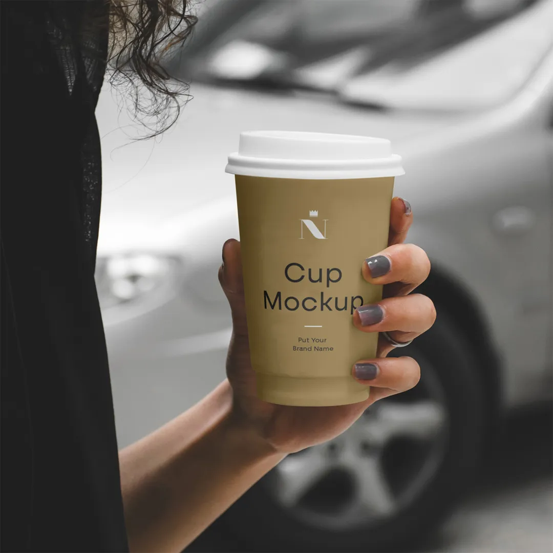 Cafe Cup Mockup tutan kadın - Mr.Mockup | 