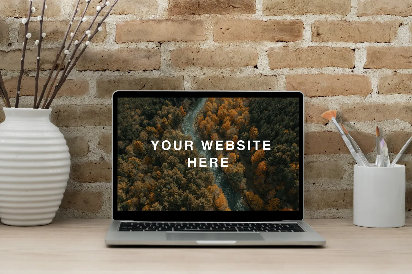Gerçekçi MacBook Çalışma Alanı Mockup - Mr.Mockup | 