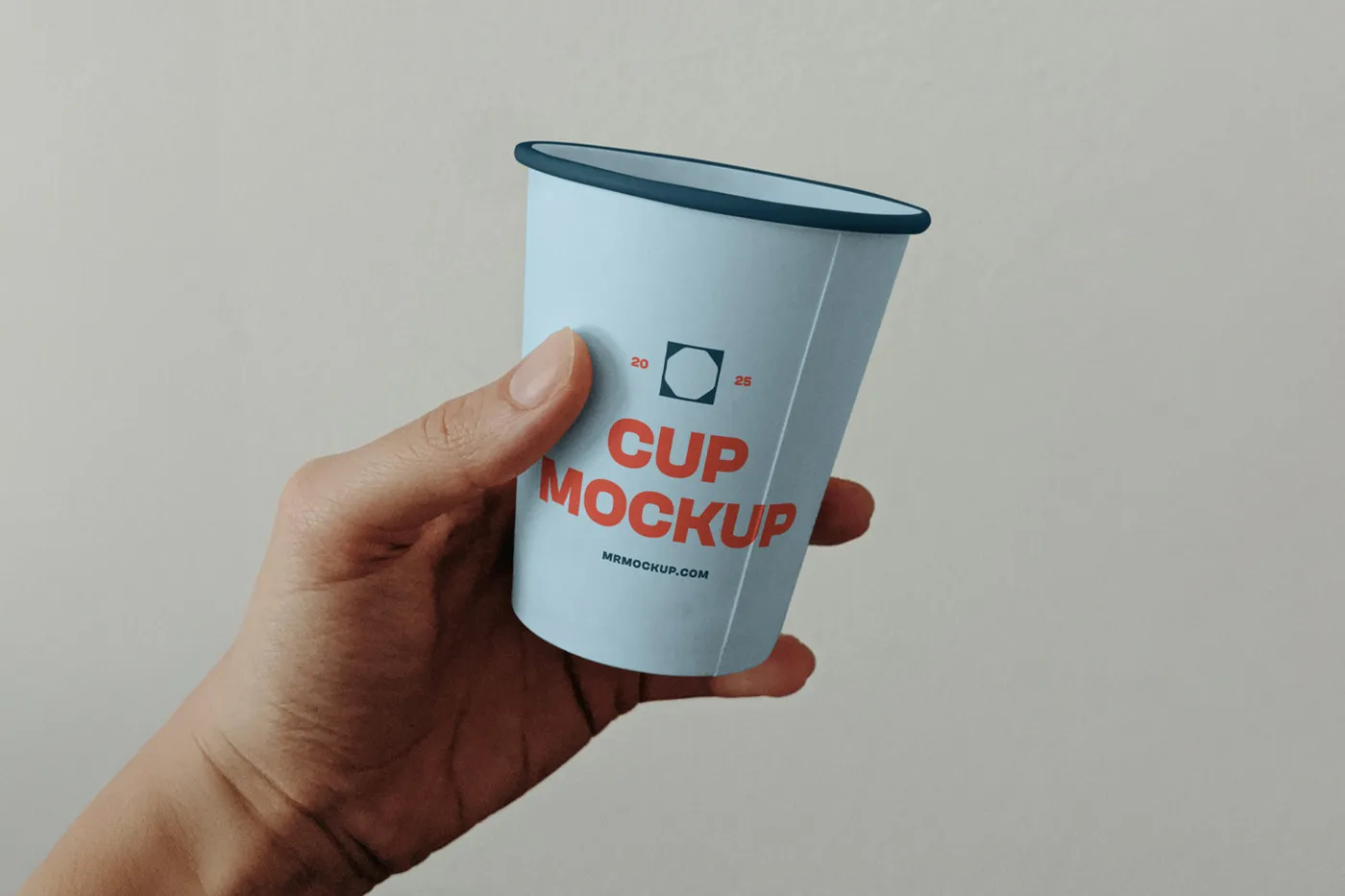 Ücretsiz kağıt kahve fincanı elle Mockup - Mr.Mockup