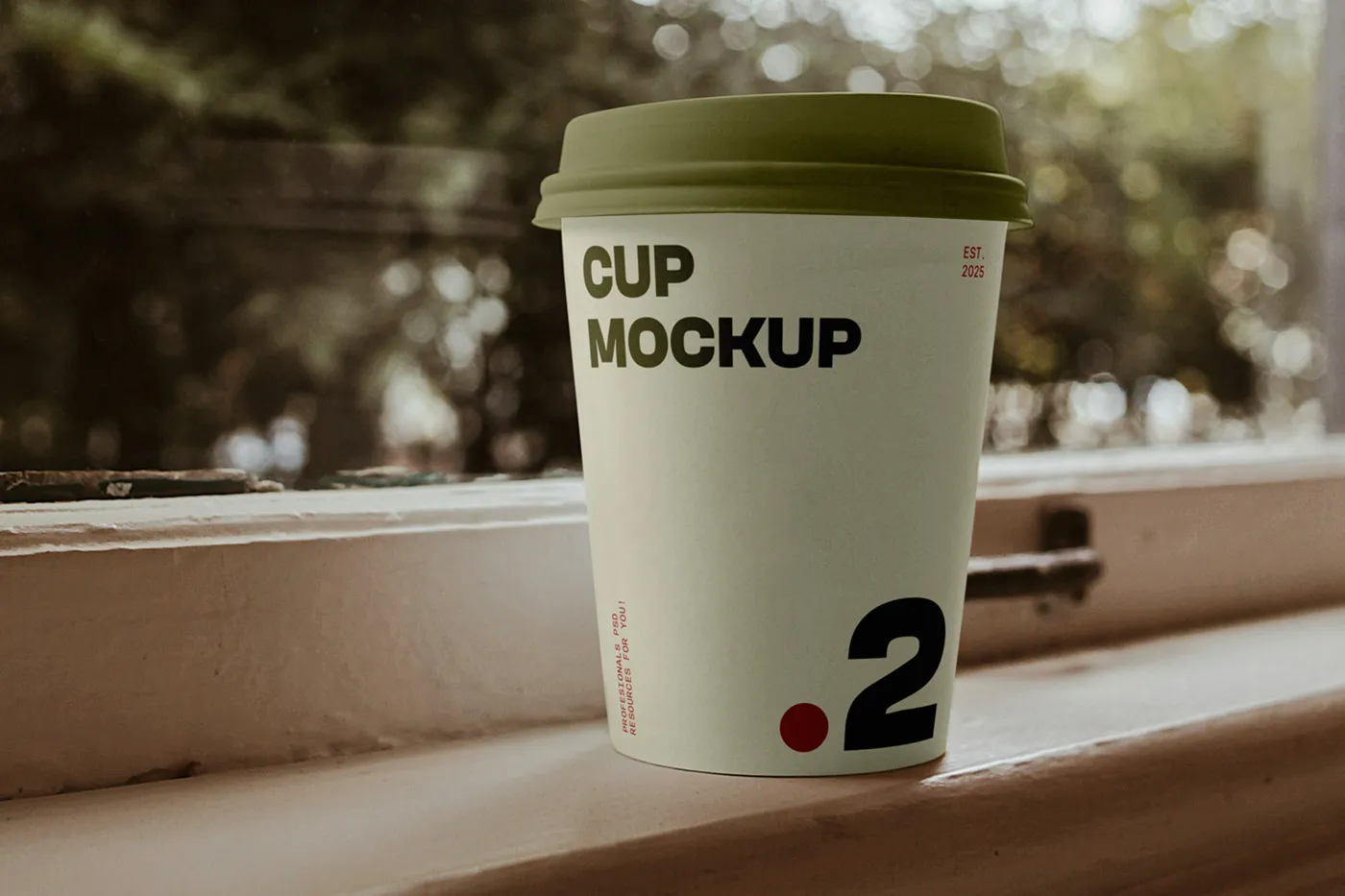 Pencere Ledge Mockup'ta Ücretsiz Kahve Fincanı - Mr.Mockup