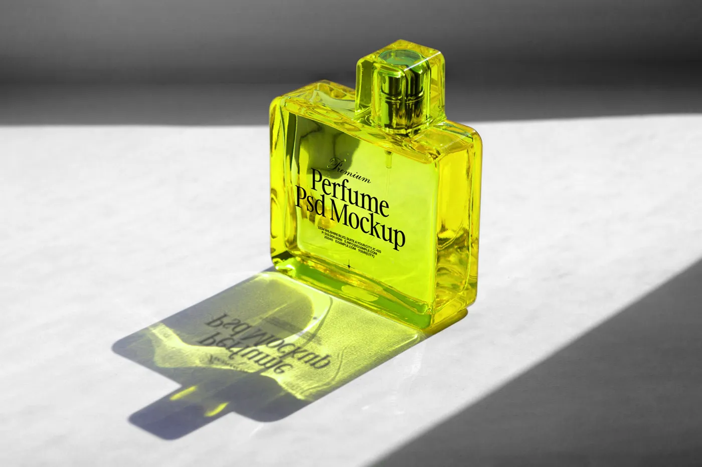 Ücretsiz Cam Parfüm Şişesi Mockup - Mr.Mockup