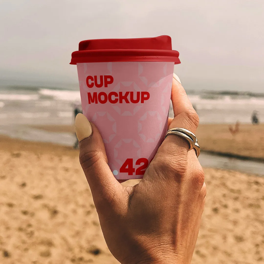 Plajda Ücretsiz Kağıt Kahve Kupası Mockup - Mr.Mockup