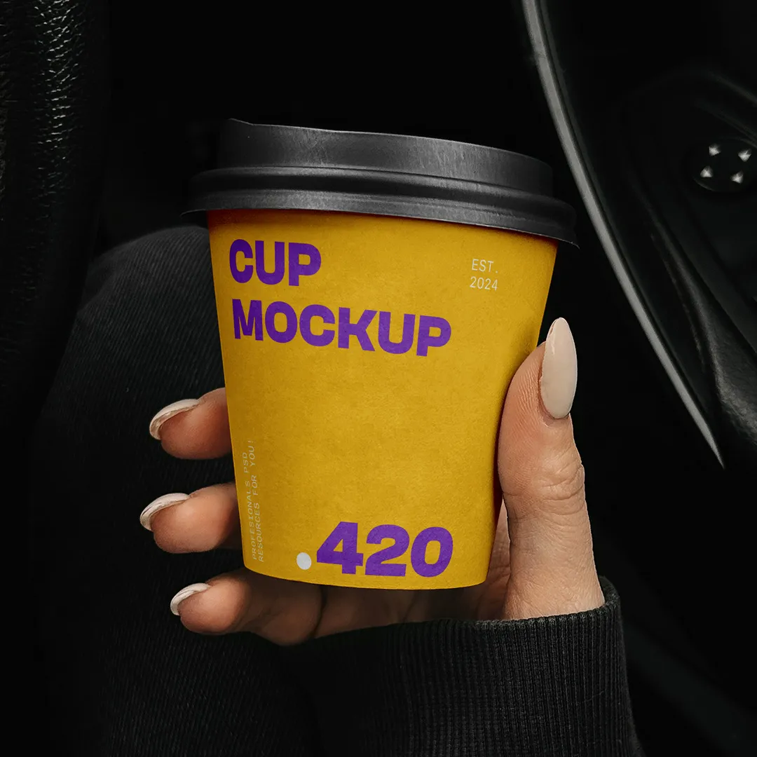 Arabada ücretsiz kağıt kahve fincanı - Mr.Mockup