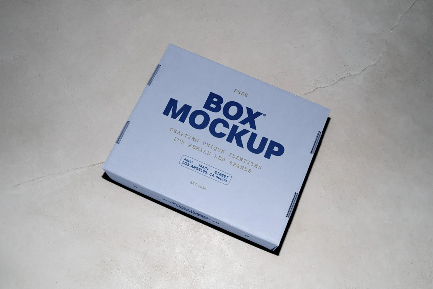 Zemin Mockup'ta ücretsiz karton kutu - Mr.Mockup