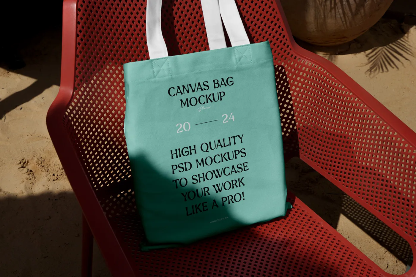 Plastik sandalye üzerinde ücretsiz tuval çantası - Mr.Mockup