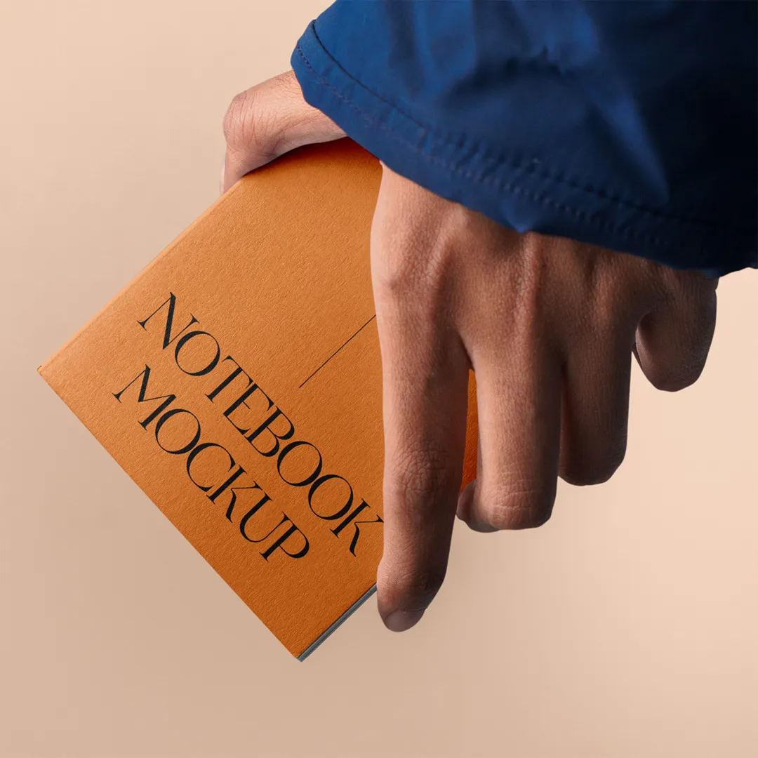 El Maketinde Ücretsiz A5 Defter - Mr.Mockup