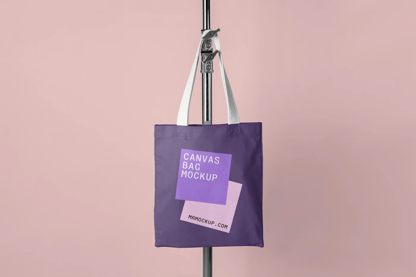 Ücretsiz tuval çantası Tripod PSD MOCKUP üzerinde asılı - Mr.Mockup