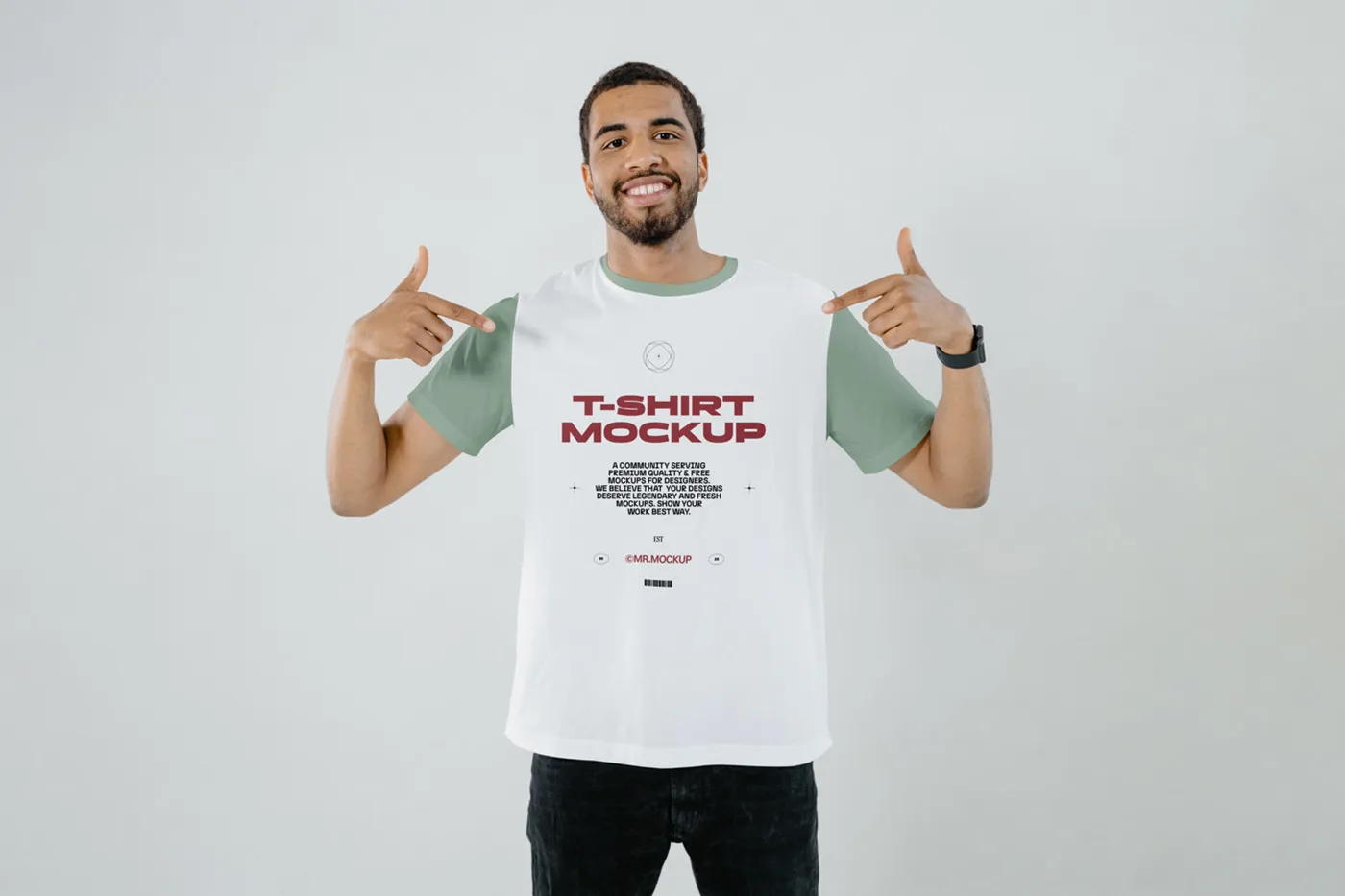 T-Shirt Mockup giyen özgür adam-Mr.Mockup