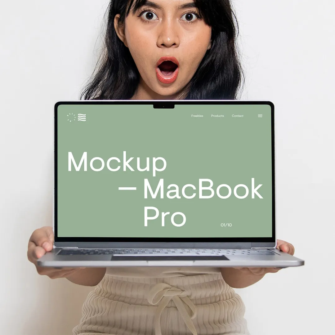 Free MacBook Pro Holding tarafından Kadınlar Mockup - Mr.Mockup