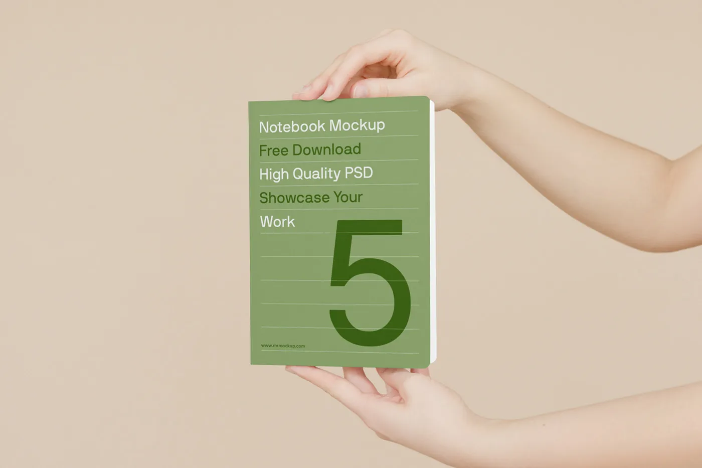 Man Hands Mockup'ta Ücretsiz Kitap - Mr.Mockup