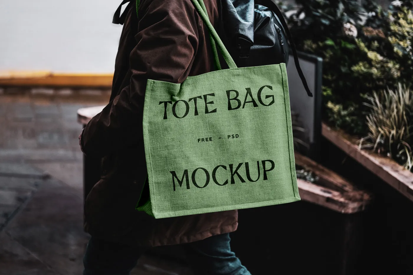Man Mockup tarafından Ücretsiz Eko Çanta Taşınıyor - Mr.Mockup