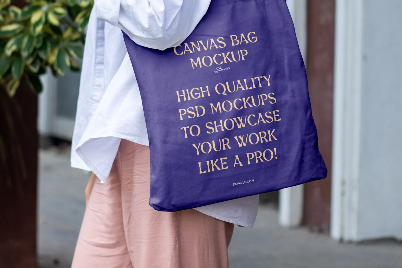 Tote çanta takan özgür kadın - Mr.Mockup
