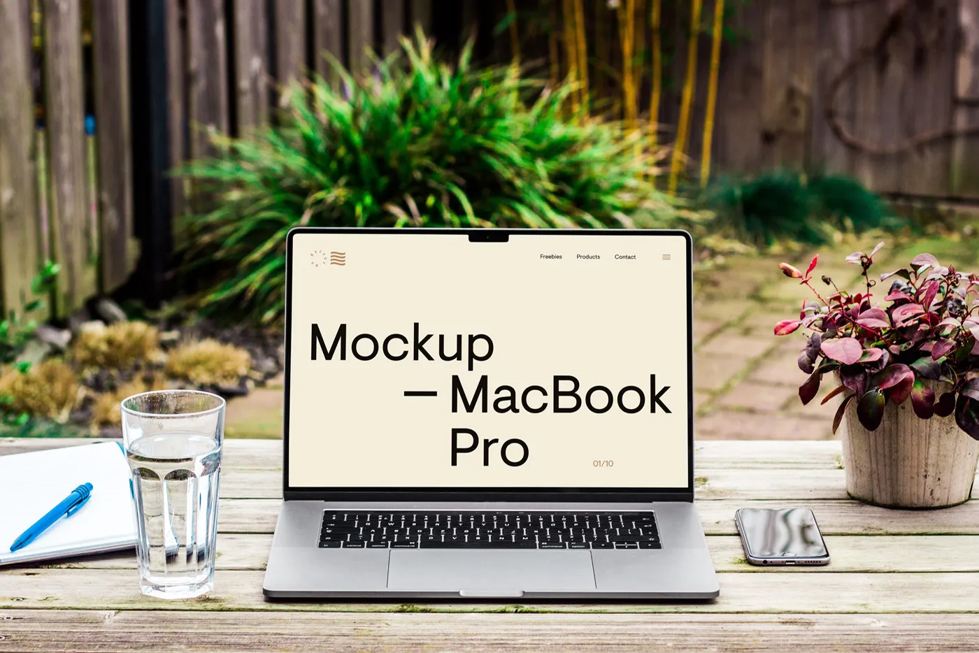 Ahşap masa mockup - mr.mockup üzerinde ücretsiz MacBook Pro
