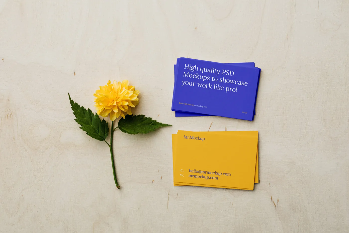 Kontrplak Mockup'ta Kartvizitler - Mr.Mockup