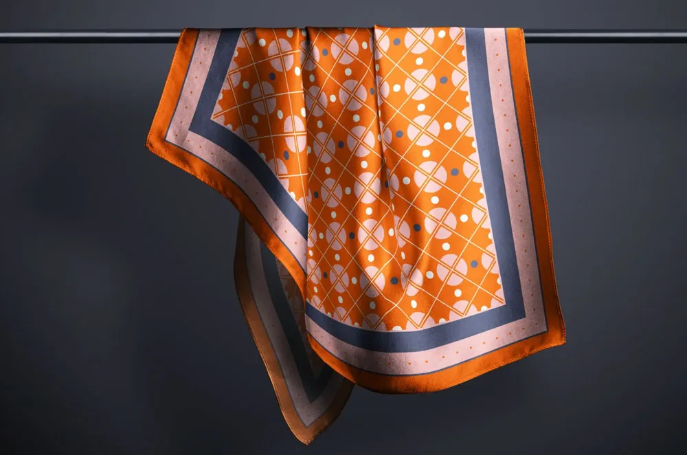 Ücretsiz ipek eşarp mockup | 