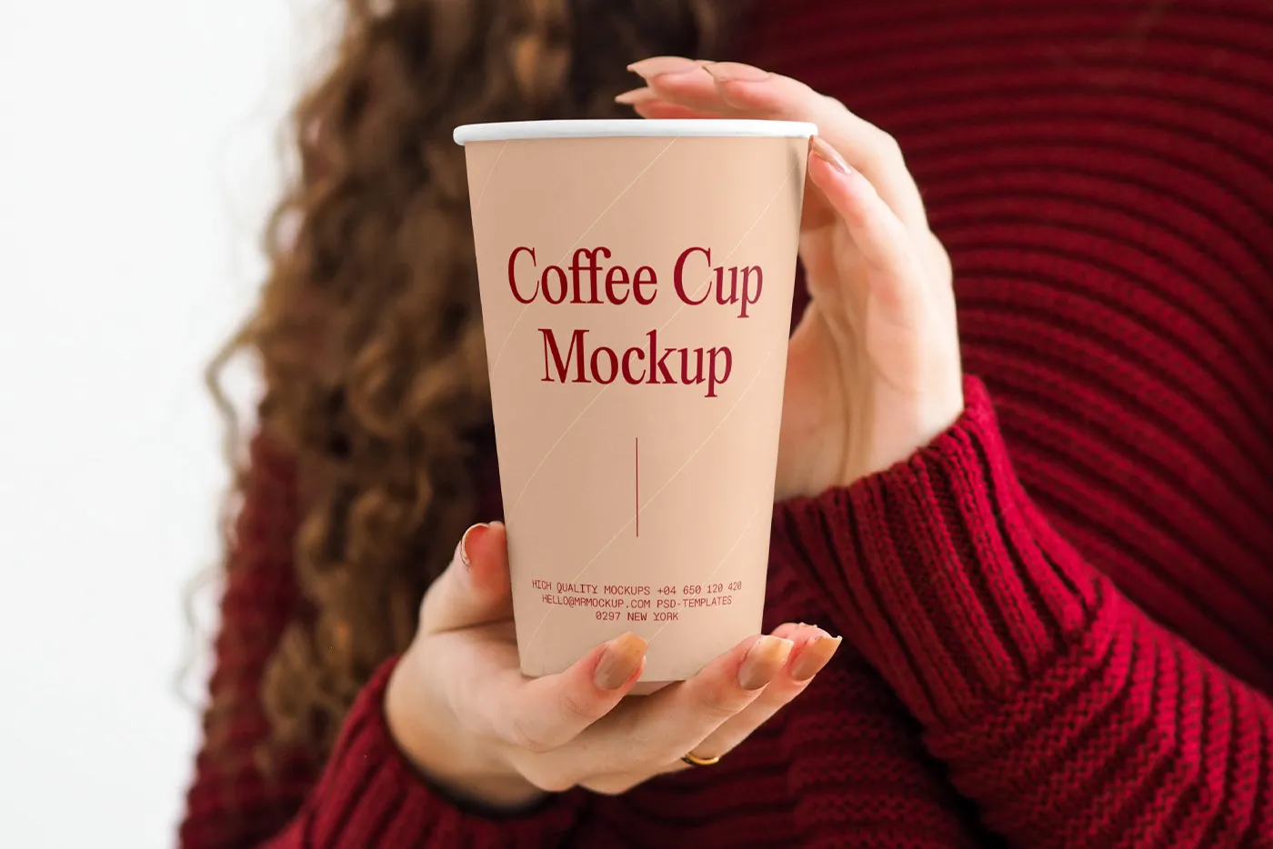 Kadınlarda Kahve Kupası Eller Mockup - Mr.Mockup