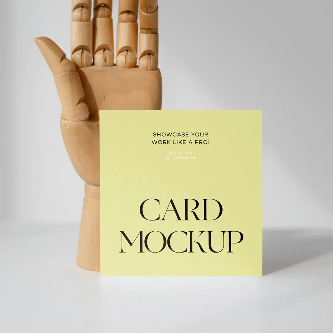 Ahşap El Mockup ile Kart - Mr.Mockup