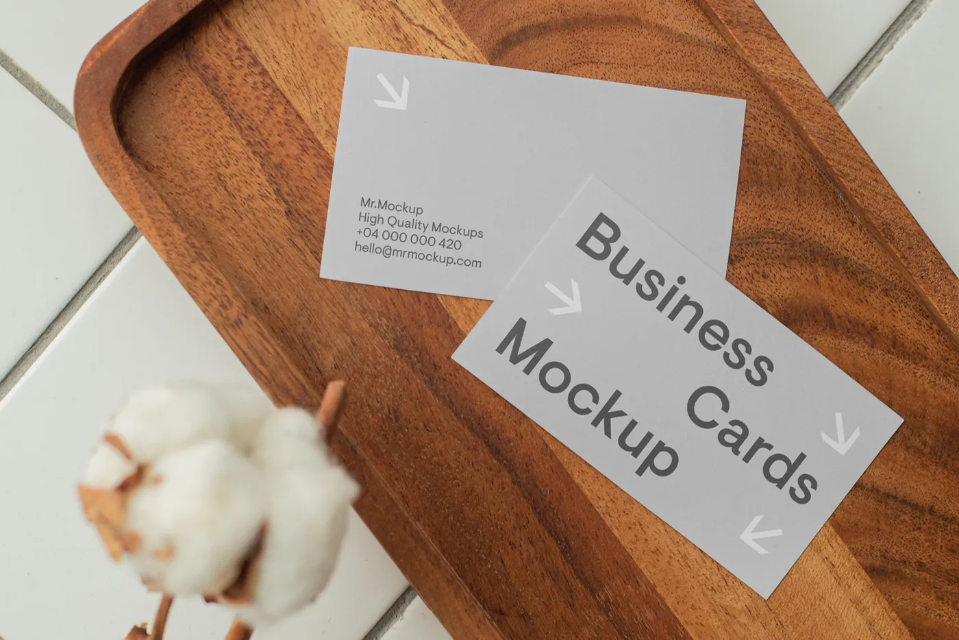 Ahşap masa maketinde kartvizit - Mr.Mockup