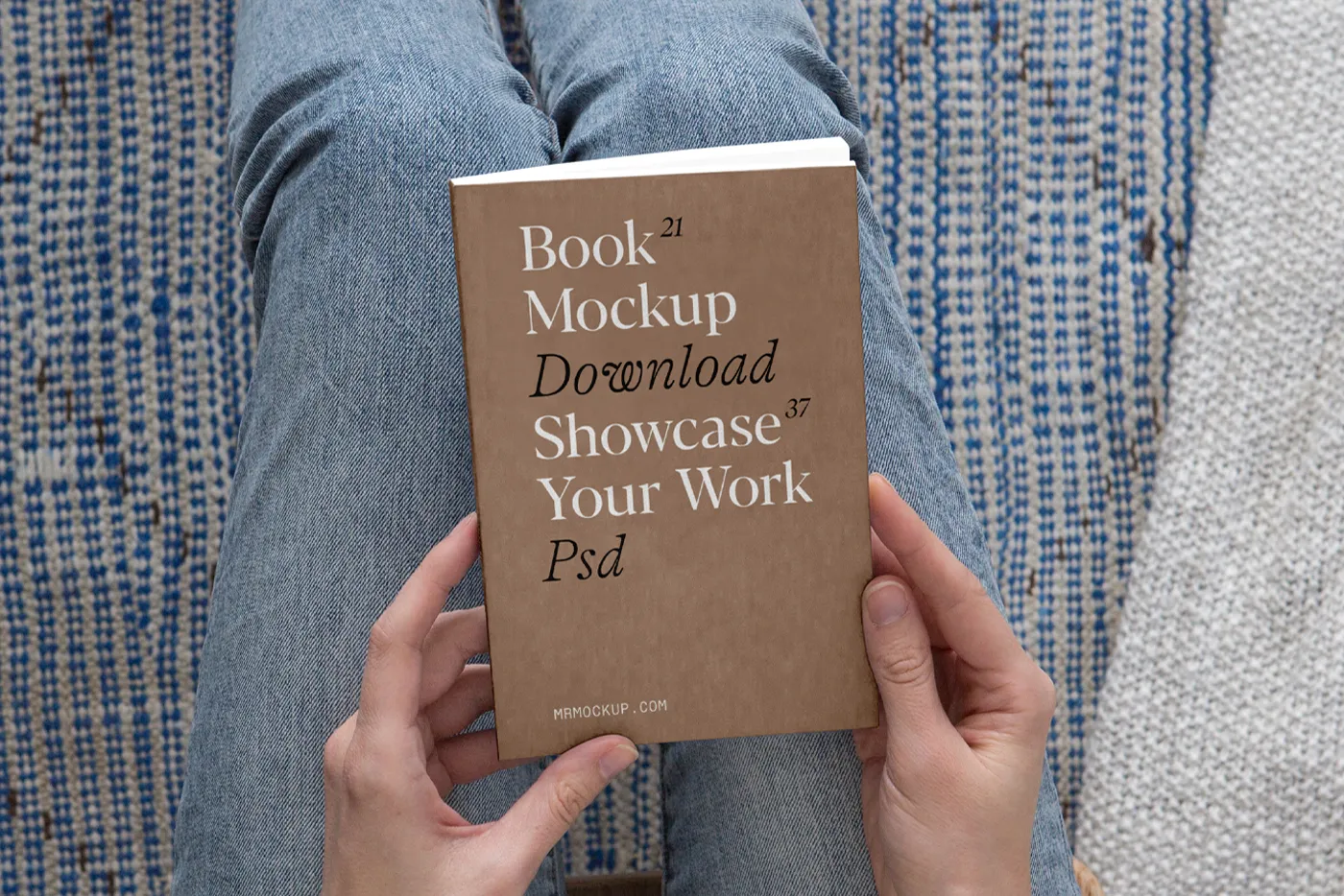 Kadınlarda Kitap Kapağı Eller Mockup - Mr.Mockup
