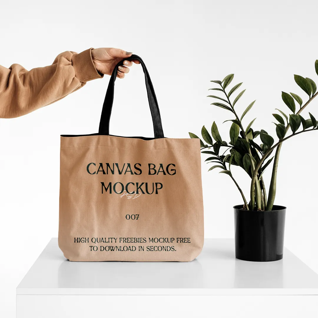 Büyük tuval çantası tutan kadınlar Mockup - Mr.Mockup