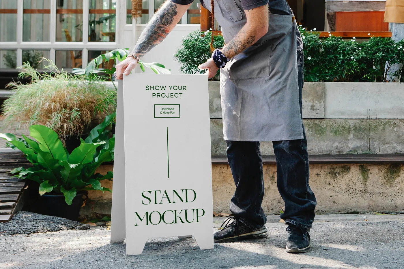 İnsanlarla Restoran Standı Mockup - Mr.Mockup