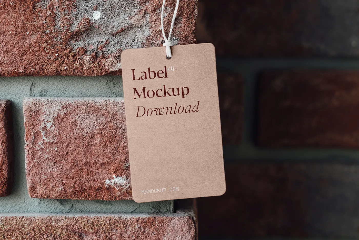 Tuğla Duvar Mockup'ta Etiket - Mr.Mockup
