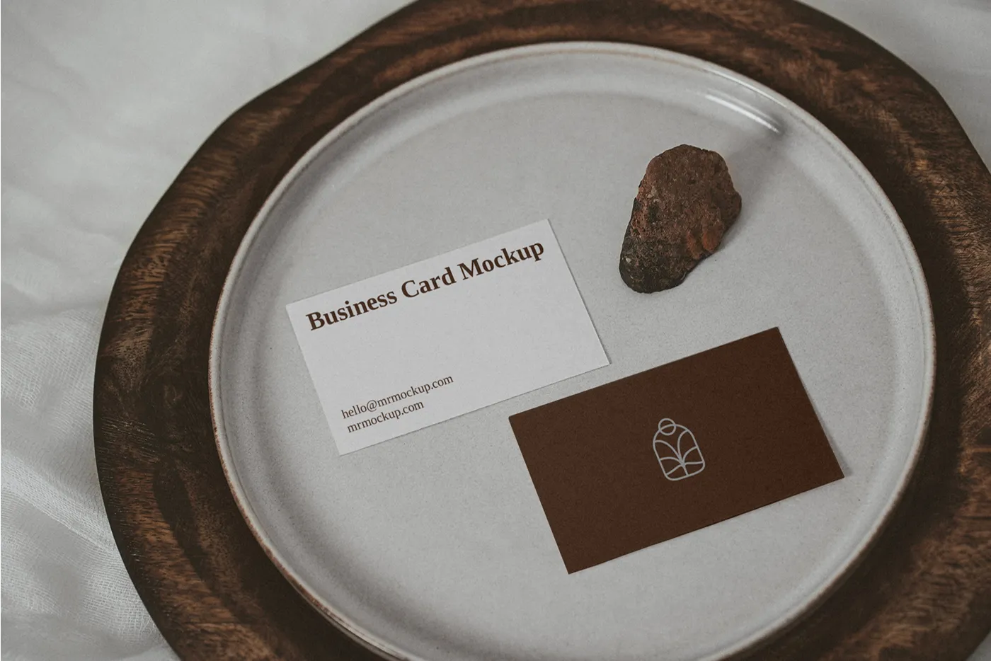 Plaka Mockup üzerinde kartvizit - Mr.Mockup | 
