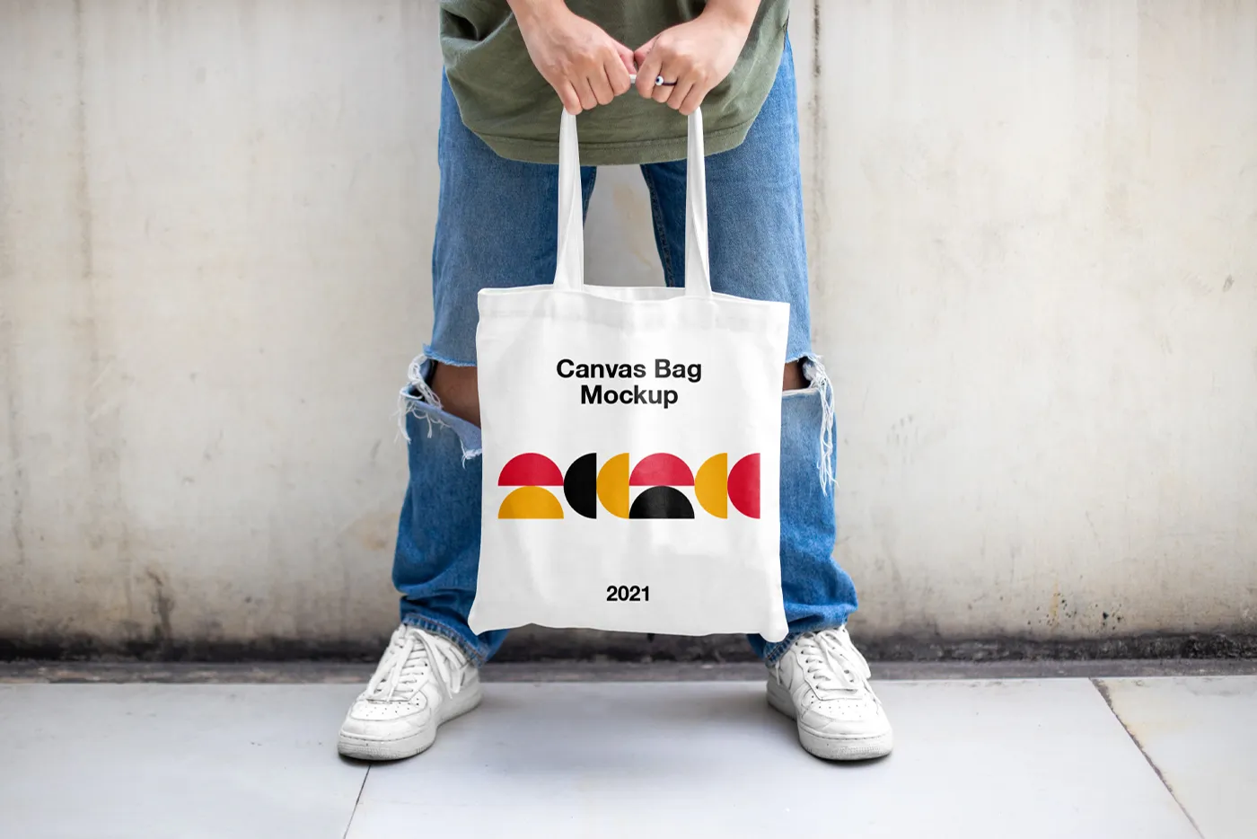Tuval çantası tutan erkekler Mockup - Mr.Mockup | 
